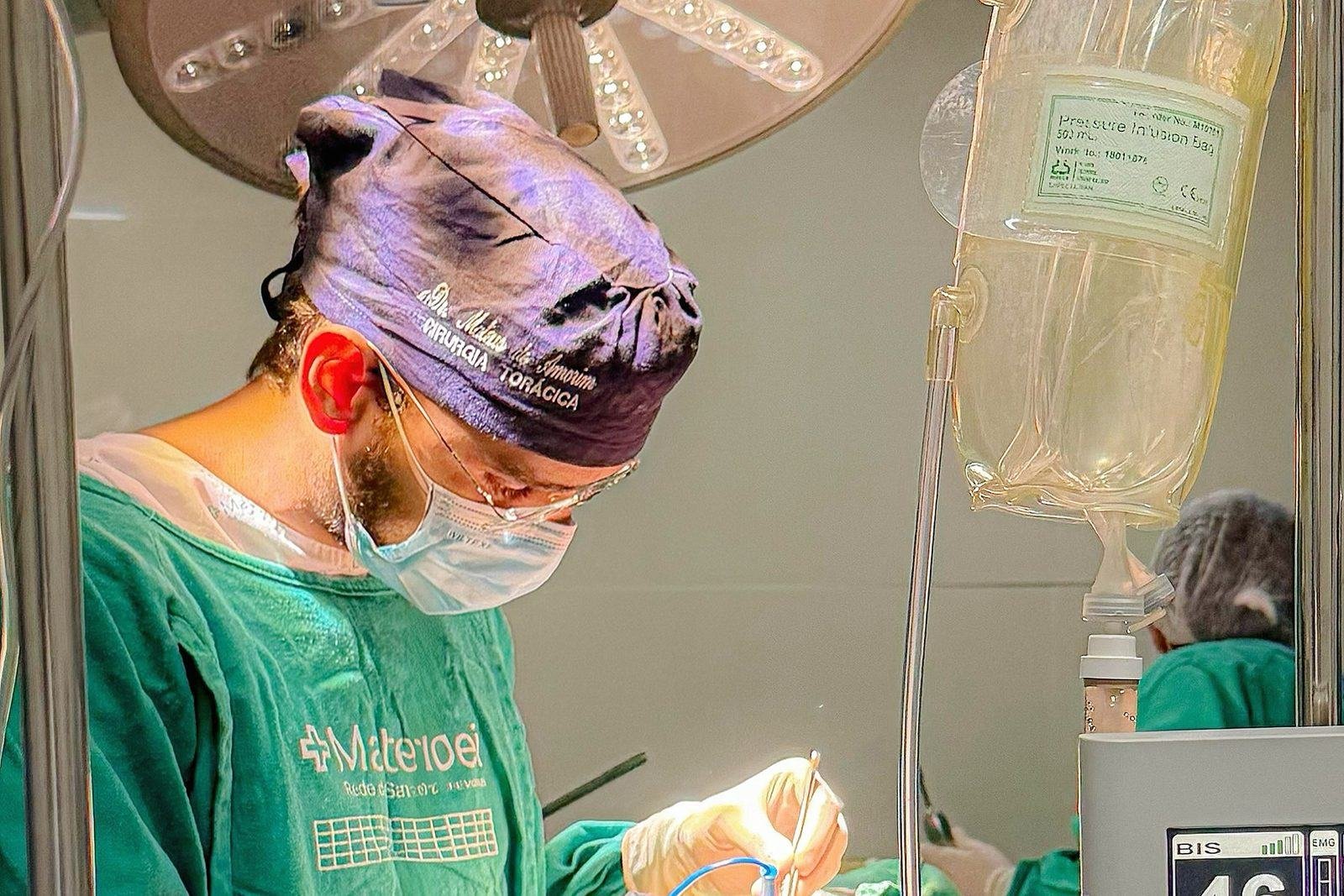 Dr. Mateus Marques operando no centro cirúrgico